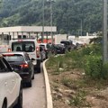 Gužva na granici sa Crnom Gorom: Na Dobrakovu kilometarska kolona vozila u oba smera