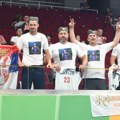 Dirljiv trenutak: Navijači Srbije nosili majice sa likom Boriše Simanića