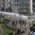Haos u Briselu, vodenim topovima i suzavcem na poljoprivrednike (video)