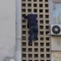 Spajdermen u akciji: Snimak sa Balkana zapalio društvene mreže: Penzioner se spuštao niz zgradu sa petog sprata (video)