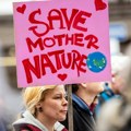 Grupa žena u Švedskoj ‘obmotala’ parlament crvenim šalom zbog neaktivnosti o klimi