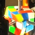 I ne trepneš, a Rubikova kocka je rešena za 103 milisekunde, naravno robot je glavni
