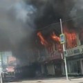 Ogroman požar guta tržni centar Posetioci evakuisani, vatrogasci na licu mesta, jezivi snimci iz Rusije (video)