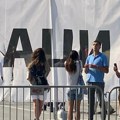 Poslanica NPS nožem htela da ukloni transparent ispred Skupštine