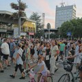 NOVA AKCIJA “BLOKADERA” – NA NEKOLIKO LOKACIJA U CENTRU GRADA SIMULTANO BEZ PREKIDA PRELAZILI PEŠAČKE PRELAZE