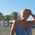 Naša pevačica izbacila "butkicu" u 69.: Godini Pozirala na plaži u plavom kupaćem: Uživa punim plućima