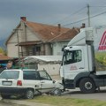 Težak čeoni sudar u Petrovcu – povređeni učesnici, hitna pomoć na terenu [foto]