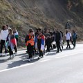 Novopazarski studenti koji pešače ka Novom Sadu dobili policijsku pratnju