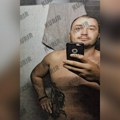 У наставку суђење за убиства "шкаљараца" у Грчкој Приказане селфи фотографије: мушкарац у шорцу и без мајице, са тетоважом…