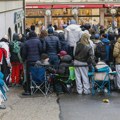 Pomama za "Royal Pop" džepnim satovima: Swatch zatvorio prodavnice širom sveta zbog haosa, u SAD policija bacila biber sprej