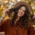 (Foto) Ove jeseni brinete će biti u trendu! Ovo su 4 nijanse koje tamnoj kosi daju sjaj i bogatiji izgled, efekat je…