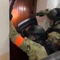 Snimak hapšenja u Novom Sadu: SAJ razvalio vrata - upali u štek dilera koji je spremao nerede na dan izbora u Beogradu