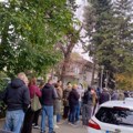 Građani Srbije glasaju na vanrednim parlamentarnim izborima – redovi ispred biračkih mesta
