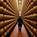 Italija: Stariji muškarac poginuo u sopstvenom skladištu – zatrpalo ga hiljade kolutova sira