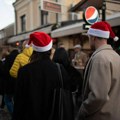Foto-vest: Dnevne žurke, trubači, i gužve po marketima pred doček Nove godine