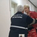VIDEO: Radnik obezbeđenja Opštine Inđija fizički napao novinarku jer nije "na spisku"