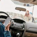 Neoprezni u zemlji lala: Čak 75% vozača i biciklista koristi telefon