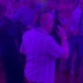 Uzeo: 10.000 evra bakšiša k’o od šale Poznati pevača bio gost iznenađenja na gala slavlju: Kad se pojavio nastao je…