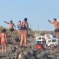 Au, kakva šorka na plaži, bruka Gađali se kamenjem, potezali noževe, a onda je naišla policija! (video)