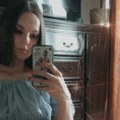 Naša pevačica (40) doživela potpuni fijasko: Pevala pred šačicom ljudi: Snimak sve vreme kruži na društvenim mrežama