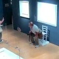 VIDEO: Seo na umetnički eksponat ukrašen Svarovski kristalima da napravi selfi - i slomio ga