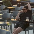 Sam u praznom lokalu: Miloš Biković dao desetine hiljada evra na letovanje, a pogledajte šta je naručio da jede - oko njega…