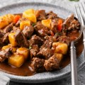 Zaboravite na mešanje i šporet! Gulaš iz rerne se sam krčka savršen ručak za porodicu