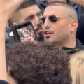 Nosi Halidovu sliku na grudima, peva i plače: Švajcarska se oprašta od Halida Bešlića, u prvim redovima Darko Lazić