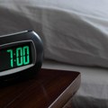 Naučnici objašnjavaju zašto se budite nekoliko minuta pre alarma