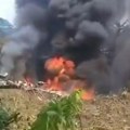 Srušio se avion, preko 50 mrtvih: Prizori na mestu nesreće su jezivi (video)