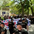 Okupljeni građani ispred opštine u Kuli pred konstitutivnu sednicu: Policija napravila obruč oko pristalica SNS-a