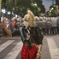 Policija privela aktivistkinju, poznatu sa studentskog protesta kao "žena u crvenom": "Upali su joj danas na trening i odveli…