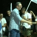 Vučić u Inđiji sa građanima koji pešače na skup koji će biti održan 27. juna u Beogradu: Izbori će uskoro, biće mnogo teški...…