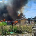 (Foto, video) Bukti veliki požar na Novom Beogradu! Gust crni dim se vidi iz drugih delova opštine: Vatrogasci hitno poslati…