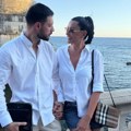 Estrada bruji o njima! Poznati hirurg blista pored zgodne pevačice (foto)