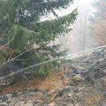 MUP: Požar na Suvoj planini i dalje gori, gašenje na više lokacija moguće samo iz vazduha