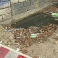 "Ne postoji metar trotoara na Konjarniku da nije popucao ili izrovan": Građani kažu da jedna od rupa stoji iskopana dva meseca…