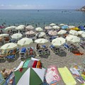 „Brat, 100% ima lemilicu, fritezu i sabrana dela Meše Selimovića“: Scena sa plaže iz Sutomora o kojoj bruji region