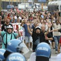 Italija: Sukobi policije i demonstranata u Napulju zbog ukidanja osnovnog dohotka (FOTO)