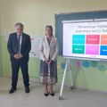 Lučić nastavio posetu školama na KiM Uručene donacije u Gračanici, Lapljem Selu i Donjoj Gušterici