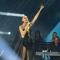 Priji i svekrva došla na koncert! Brena kasnila sat i po vremena, svi komentarišu njen stajling (FOTO)