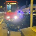 Nesreća kod Sajma Sudarili se automobil i tramvaj, prednji deo vozila potpuno smrskan (foto)
