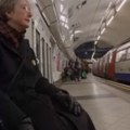 I kamen bi zaplakao Kada čujete zbog čega ova žena godinama sama sedi na železničkoj stanici, suze će vam same krenuti…
