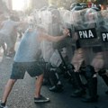 Više desetina povređenih na protestima protiv reformi u Buenos Ajresu (video)