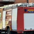 Buktinja u širem centru grada: Zapalio se parkiran autimobil, vatrogasci na licu mesta