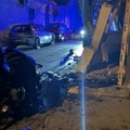 Prve slike saobraćajke Na Vračaru: Zakucali se automobilom u kuću! Mladić i devojka povređeni, hitno prevezeni u Urgentni