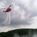 Два хеликоптера МУП-а помажу у санирању пожара на депонији "Дубоко"