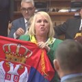 VIDEO: Nataša Jovanović zastavom Srbije čisti klupu od protivpožarnog praha