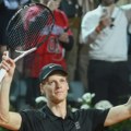 Sinera namučio Serundolo, Zverev prošao Fisa