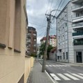 Elektrodistribucija: Nakrivljena bandera kod OŠ „Josif Kostić“ nije opasna po prolaznike, biće ispravljena u letnjem…